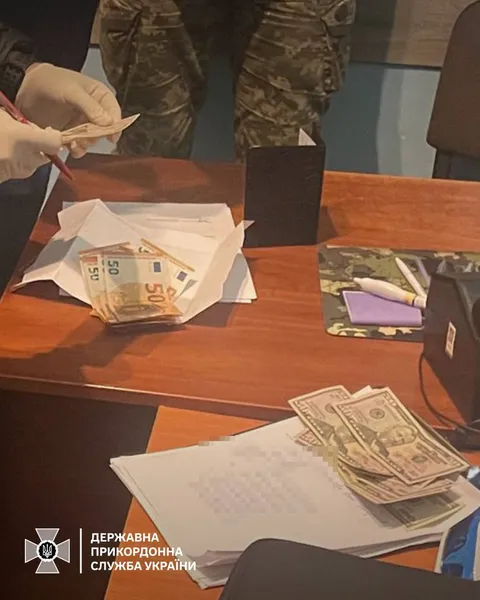 $500 + €450: на ПП «Ягодин» ухилянт хотів підкупити прикордонника (фото)