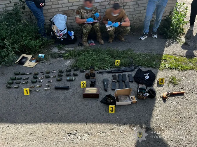 Автомат, гранати та набої: у лучанина в гаражі знайшли арсенал (фото)