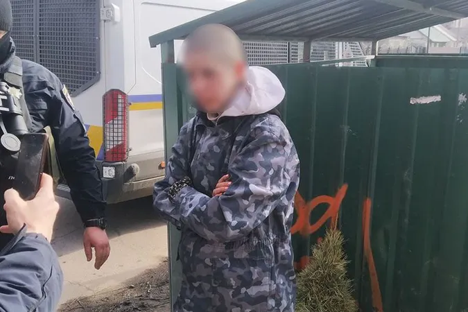 У Луцьку затримали жінку, яка малювала мітки на дорозі (фото)