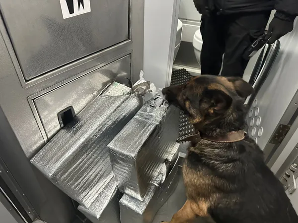 На Ягодині в санвузлі потяга службовий собака прикордонників виявив сховок з цигарками (фото)