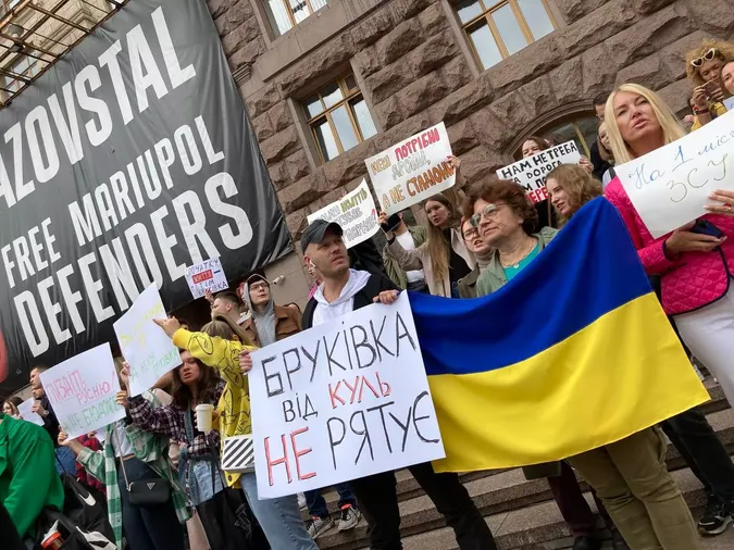 «Бруківка від куль не рятує»: в містах України пікетують проти нецільових витрат (фото)