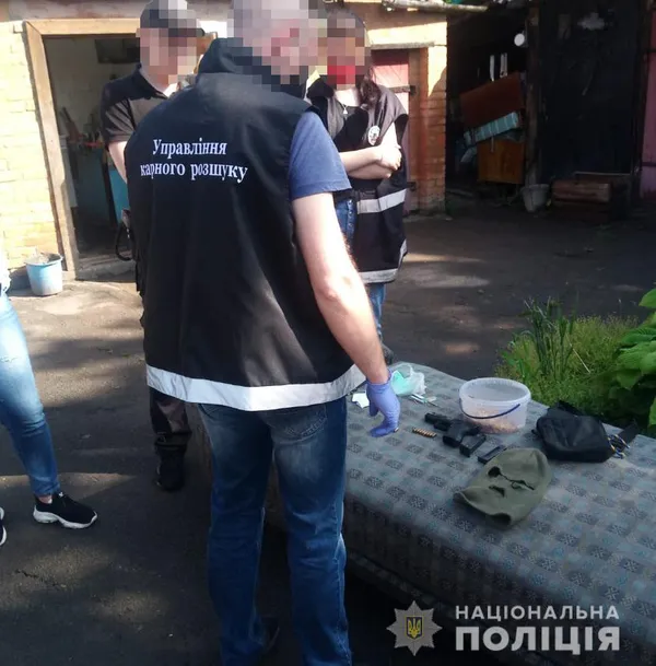 Вдома у волинянина знайшли зброю і бурштин (фото)