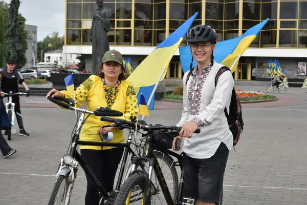 У вишиванках і з прапорами: у Луцьку відбувся традиційний велопробіг до Дня міста (фото)