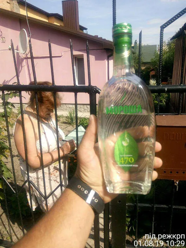 Муніципали зафіксували декілька «точок» продажу алкоголю з рук (фото)