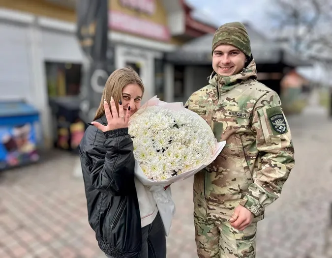 💖Поліцейські підіграли і вона сказала «так»: зворушлива історія освідчення волинського військового