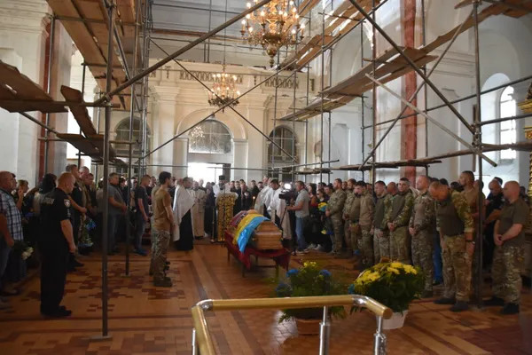 Луцьк попрощався із загиблим Героєм Романом Гіренком з бригади «Лють» (фото)