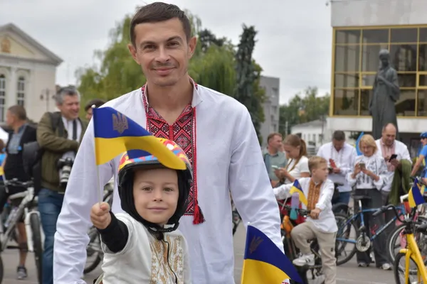 У вишиванках і з прапорами: у Луцьку відбувся традиційний велопробіг до Дня міста (фото)