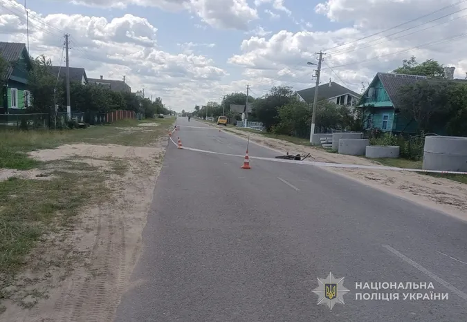 На Шаччині авто збило жінку з дитиною на велосипеді – вони в лікарні
