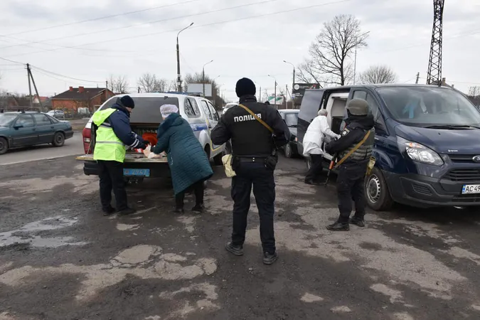 У Луцьку шкільні кухарі печуть булочки для тероборони (фото)