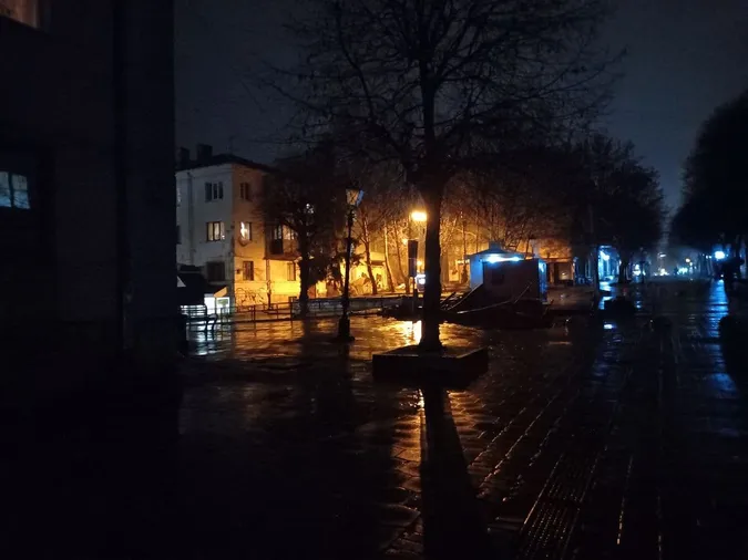 На вулиці Лесі Українки посеред Різдва згасли всі святкові ілюмінації (фото)