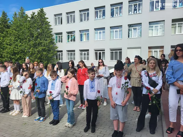 «Бо ми – люди-титани»: як у Луцькому ліцеї №10 танцювали випускний вальс (фото, відео)