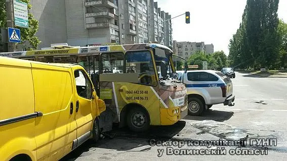 У Луцьку – серйозна аварія за участю маршрутки (оновлено, фото)