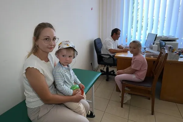 Наталія з дітьми на прийомві у педіатра