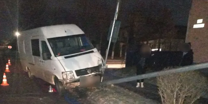 У Ковелі п'яна 21-річна жінка на бусі збила вуличний ліхтар (фото, відео)