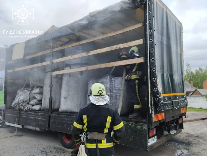 На Волині горіла вантажівка з вуглем (фото)