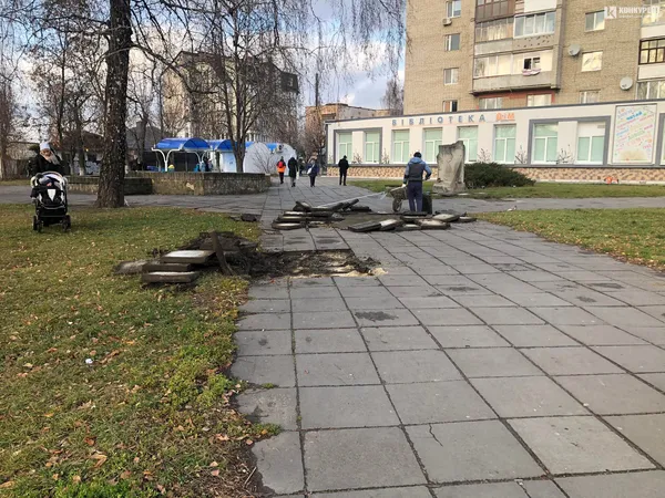 Навпроти «Променя» у Луцьку міняють бруківку (фото)