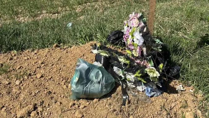 На кладовищі біля Луцька викинули сміття на могили воїнів (фото)