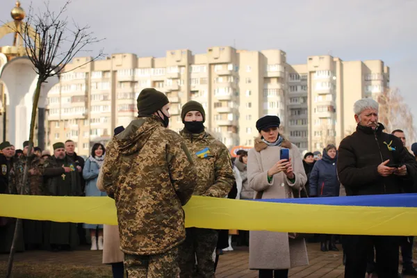 Прапори та сотні людей: як у Луцьку святкували День єднання (фото, відео)