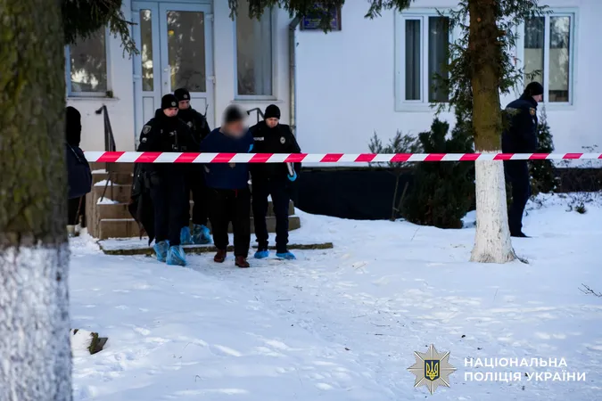 Кривава трагедія: на Рівненщині 72-річний чоловік зарубав п'ятьох людей (фото)
