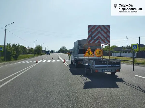 На автошляху між Луцьком і Рівним поновлюють дорожню розмітку (фото)