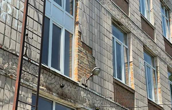 У центрі Луцька обдирають фасад гімназії (фото, відео)