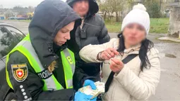 Збувала наркотики посеред білого дня: на Рівненщині затримали жінку з канабісом (фото)