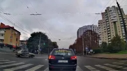 У центрі Луцька – аварія: на перехресті не розминулись легковики (відео)