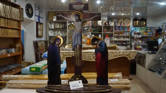 «Золоті» ризи, ладан і кадило, або Скільки в Луцьку коштує одягнути батюшку