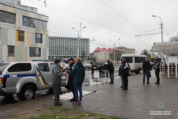 Патрульні навчали лучан правильно переходити дорогу (фото)