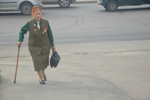 Ветеранка війни йде на акцію протесту