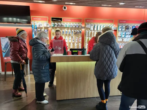 У луцьких магазинах Vodafone – черги й закінчуються стартові пакети (фото)