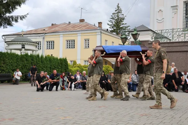 У Луцьку попрощалися із загиблим воїном Олексієм Бондарем