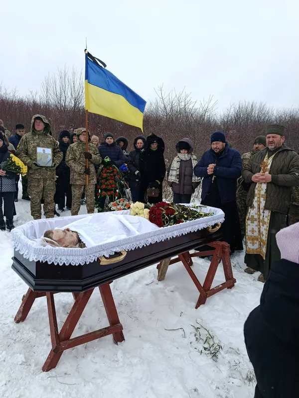 Очі людей були повні сліз: на Волині попрощалися із воїном Богданом Дубенчуком (фото)
