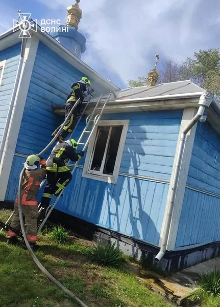 На Волині горіла дерев'яна церква: рятувальники майже дві години боролися з вогнем (фото)