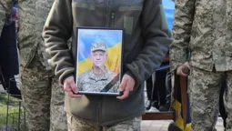 Без батька та чоловіка залишилася родина: на Волині попрощалися з воїном Іваном Гутвертом (фото)