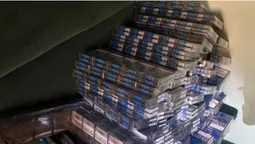 Виявили в «Ягодині»: пасажирка потяга нашпигувала стелю купе куривом (фото)