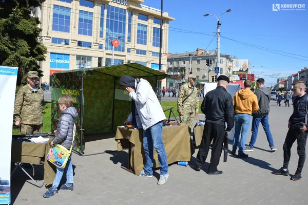 У Луцьку закликають вступити у війська ЗСУ