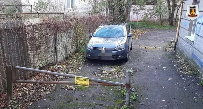 У Луцьку люди самовільно встановили обмежувачі руху (фото)