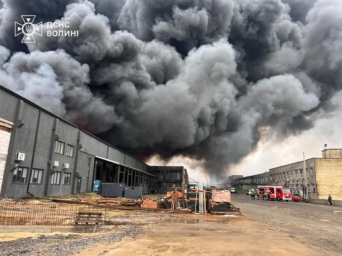 У Луцьку загасили величезні пожежі після прильотів: як це було (фото)