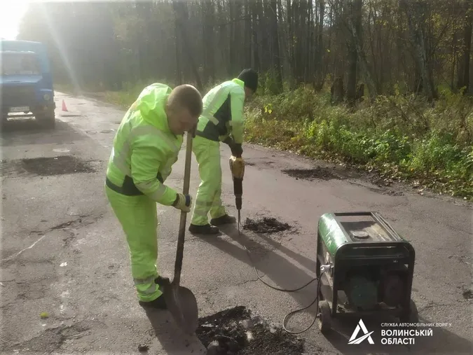 На Волині дорожники «латають» найважливіші дороги області (фото)