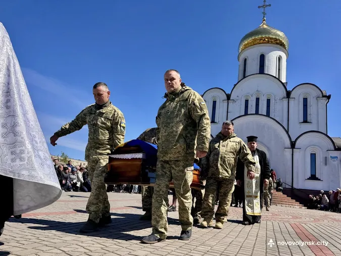 Нововолинська громада провела у останню земну дорогу Героя Сергія Марчука (фото)