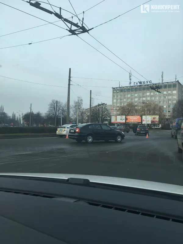 У Луцьку на кільці біля «Глобуса» сталася аварія (фото)