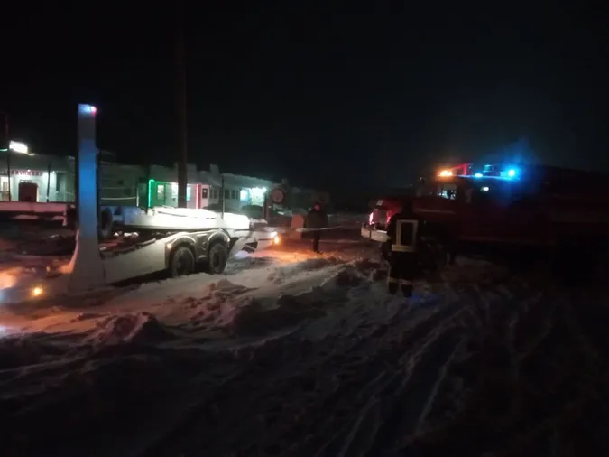Повалені дерева, автобуси у кучугурах: вночі на Волині вирувала негода (фото)