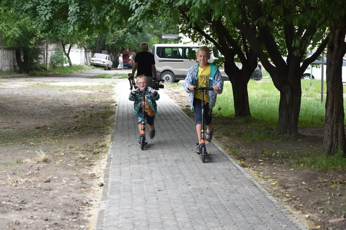 У Луцьку облаштовують нові пішохідні доріжки (фото)