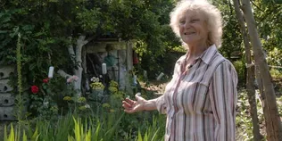 «Город – то мої ліки»: як викладачка з Волині понад 20 років хазяйнує на дачі (фото, відео)