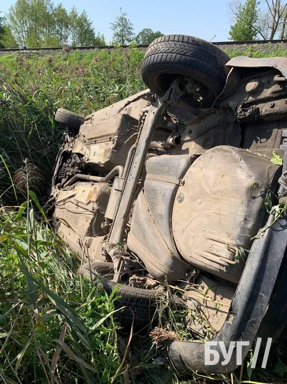 Догори колесами: у Володимирському районі авто злетіло у кювет (фото)