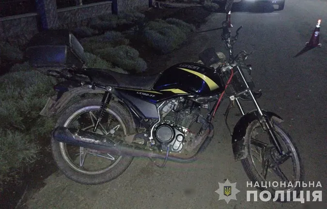 У Луцькому районі двоє неповнолітніх на мотоциклі наїхали на пішохода – усіх трьох госпіталізували (фото)