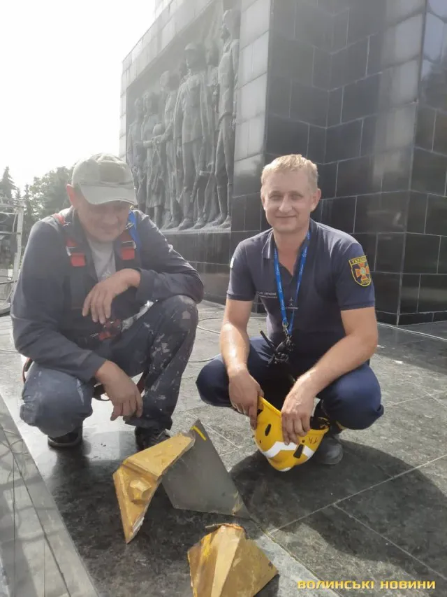 У Луцьку демонтують радянську зірку з обеліска на меморіалі (фото, відео)