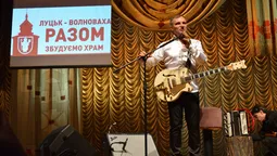 У Луцьку Олег Скрипка дав благодійний акустичний концерт (фото)