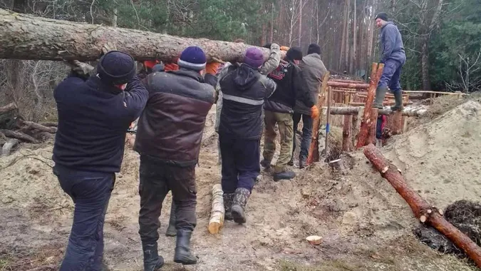 Будувати оборонні рубежі: до «Армії відновлення» залучили безробітних волинян (фото)